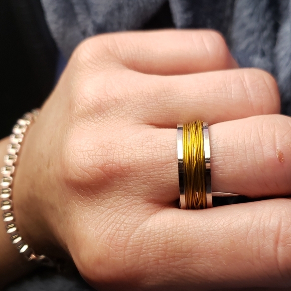 A Ring band - Picture 3 of 5